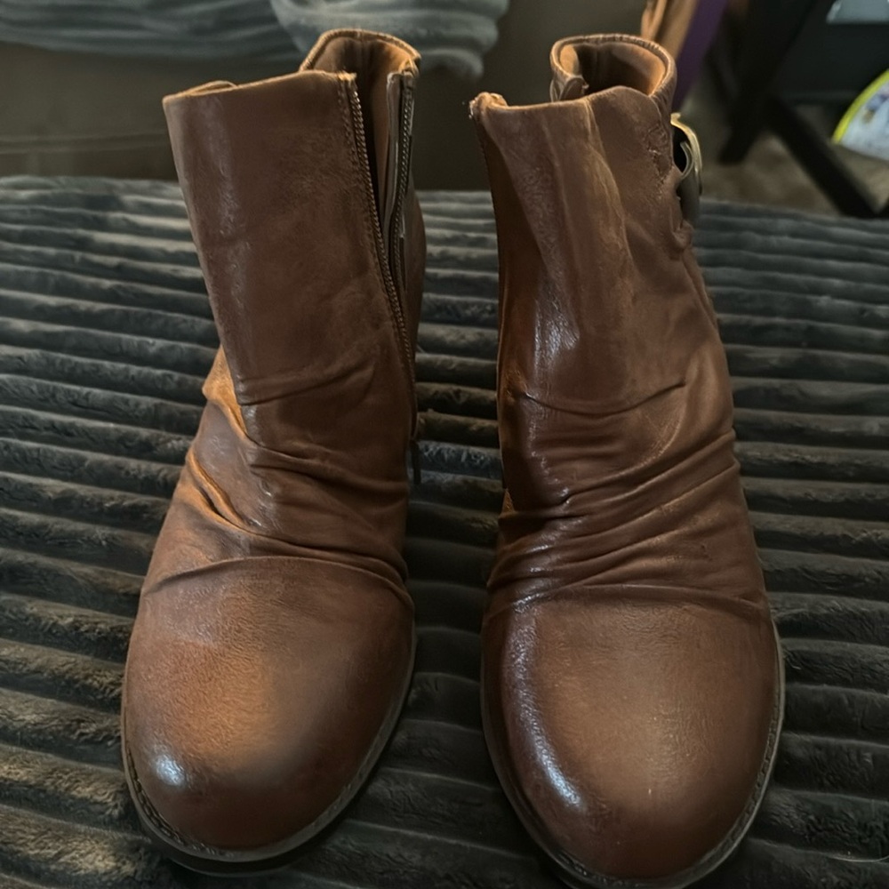 9M BareTraps Brown Ankle Boots EUC